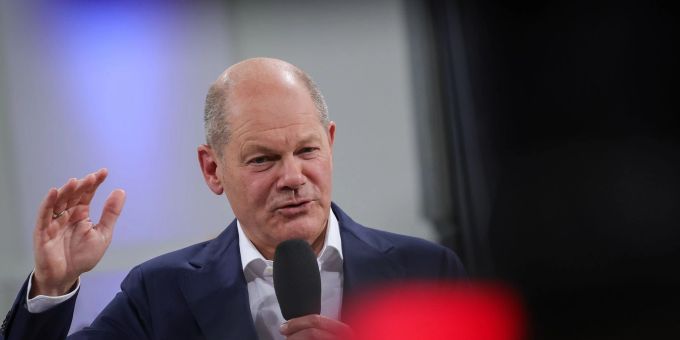 Bundeskanzler Olaf Scholz spricht bei einem Bürgergespräch in der Handelskammer im Rahmen des Bürgerfests zum Tag der Deutschen Einheit. Olaf Scholz