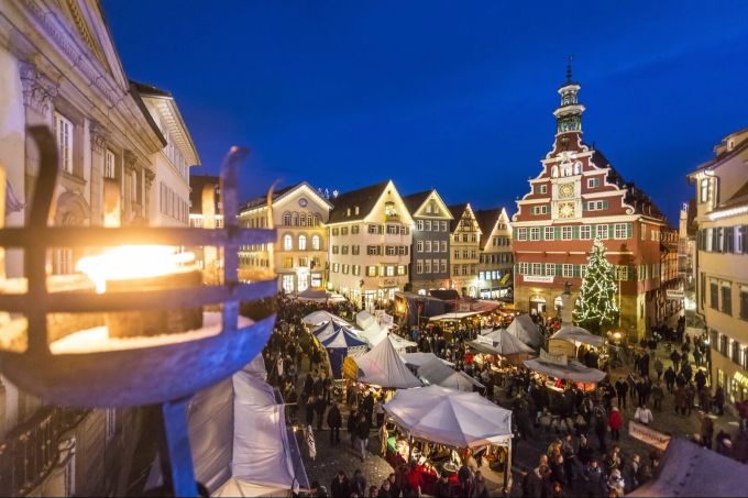 Mittelalterliches und Weihnachtliches Treiben prägen Esslingen im Advent. Marktszene in Esslingen.