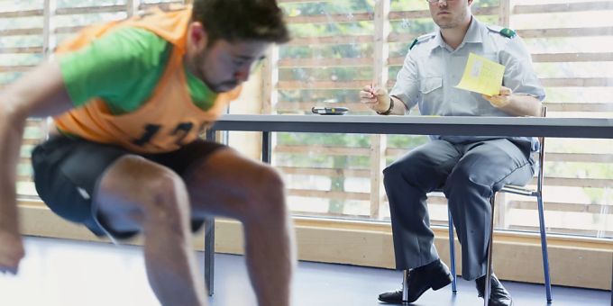 Mit dem Pilotversuch «Fit on Duty» sollen ab 2024 Gesundheitsdaten von Armeeangehörigen und militärischem Personal in Echtzeit analysiert werden. (Symbolbild) Mit dem Pilotversuch «Fit on Duty» sollen ab 2024 Gesundheitsdaten von Armeeangehörigen und militärischem Personal in Echtzeit analysiert werden. (Symbolbild)
