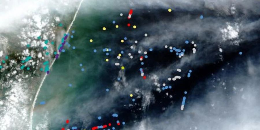 Die Wissenschaftler testeten das KI-Modells anhand von Sentinel-2-Satellitenbildern mit schwierigen atmosphärischen Bedingungen wie Wolken und Dunst. Die roten Punkte zeigen den korrekt erkannten Plastikmüll.