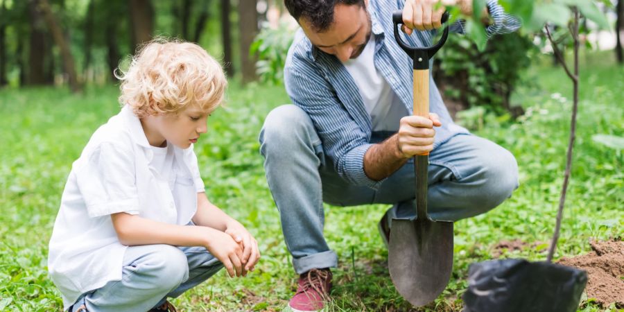 Vater und Sohn bei Gartenarbeit