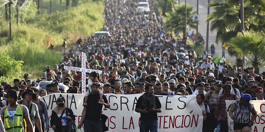 dpatopbilder - Migranten machen sich auf den Weg in Richtung US-Grenze. Foto: Edgar Clemente/AP