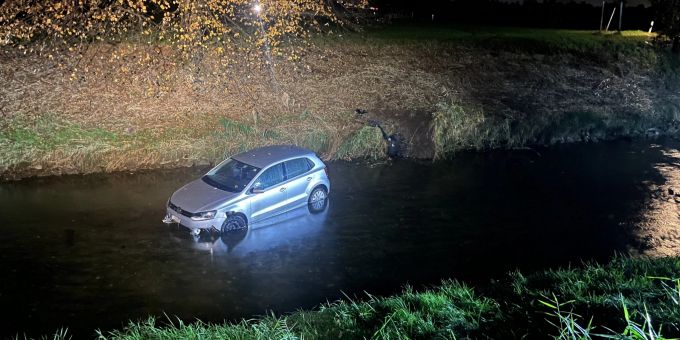 Rebstein SG: Auto nach 80 Meter in Bach gelandet – Fahrer unverletzt. Rebstein SG