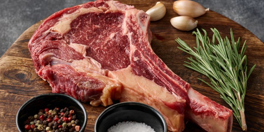 Fleisch und Geflügel-Produkte sind bei einer Vollwert-Ernährung umstritten, weil diese oft Hormone oder Antibiotika enthalten.