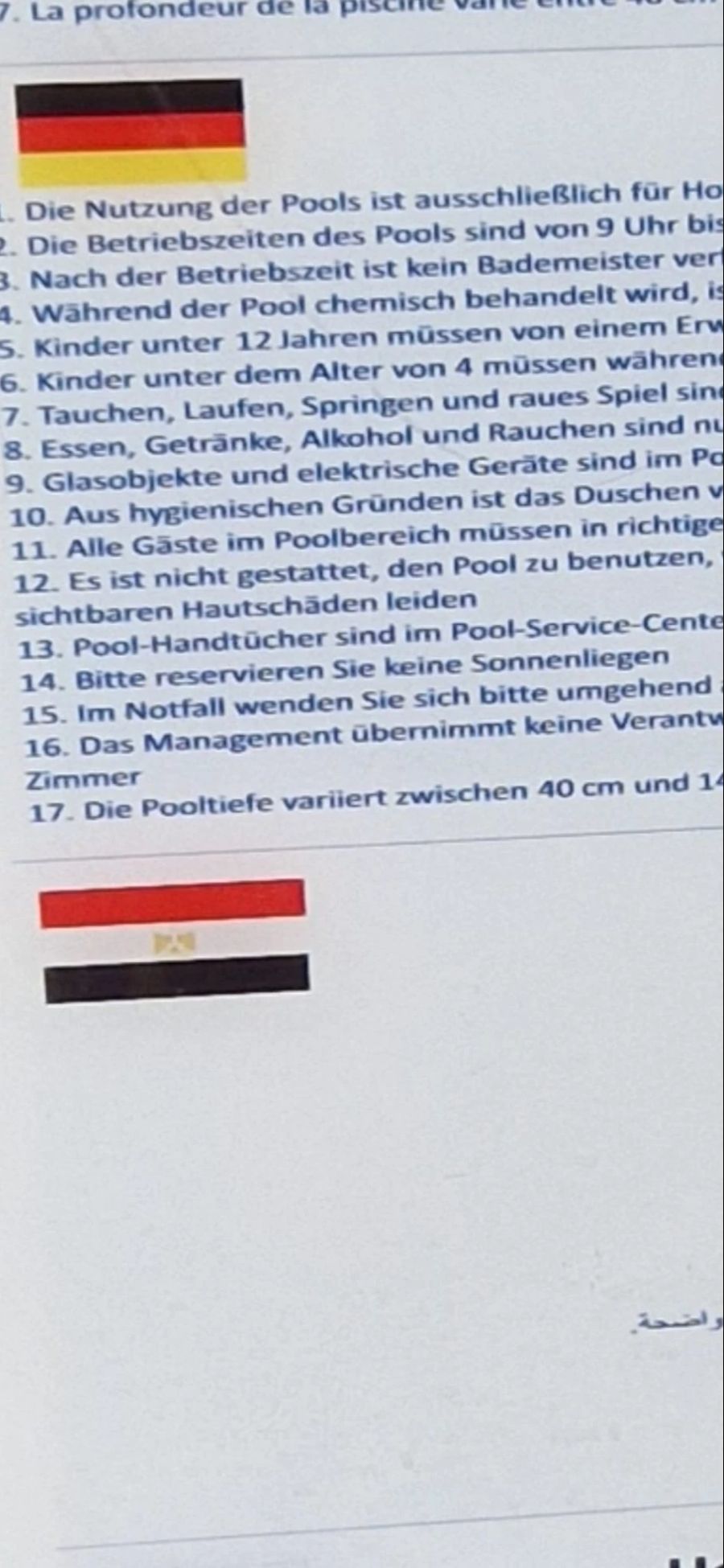 Auf Englisch, Arabisch, Russisch und Deutsch steht bei Punkt 14 geschrieben: «Bitte reservieren Sie keine Sonnenliegen.»