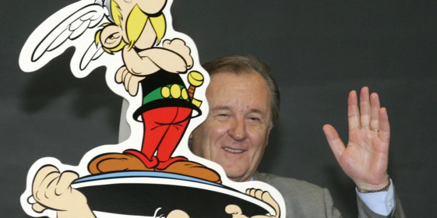 Der französische Autor und Zeichner Albert Uderzo 2005 an der Buchmesse in Frankfurt hinter einem Aufsteller seiner Comic-Helden Asterix und Obelix stehend. (Archivbild)