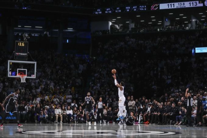 war einen Versuch wert: Donovan Mitchell von den Cleveland Cavaliers versenkt einen Dreipunkte-Wurf gegen die Brooklyn Nets, in der zweiten Halbzeit eines NBA-Spiels am 25. Oktober 2023, in New York. Dreipunkte-Wurf Basketball NBA