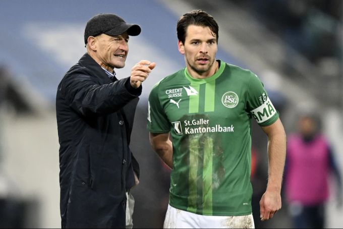 Trainer Peter Zeidler und Kapitän Lukas Görtler können mit den bisherigen Heimauftritten zufrieden sein. fc st.gallen