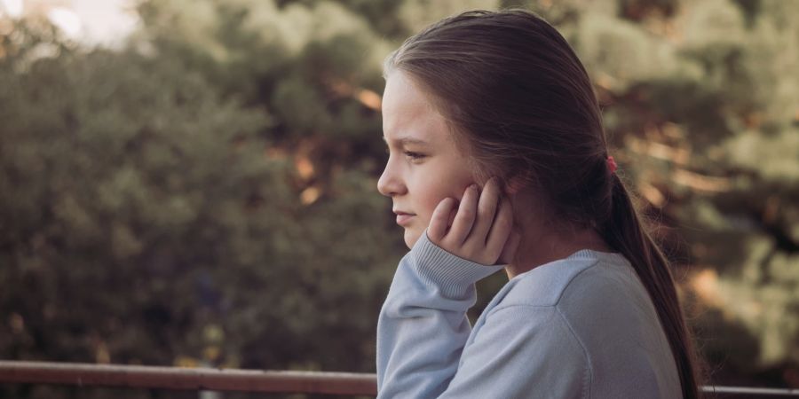 Wenn Teenager mit sozialen Ängsten kämpfen, haben sie oft Probleme, neue Kontakte zu knüpfen.