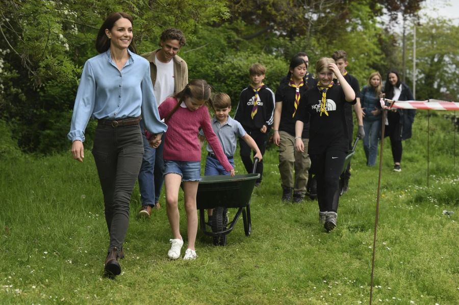 Selbst Prinzessin Kate zeigte sich 2023 und 2022 immer wieder in Skinny Jeans – und dazu auch noch mit hoher Taille.