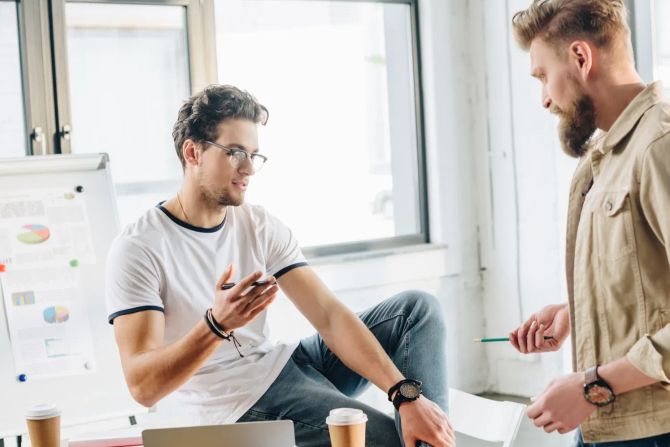 Zwei Männer im Büro
