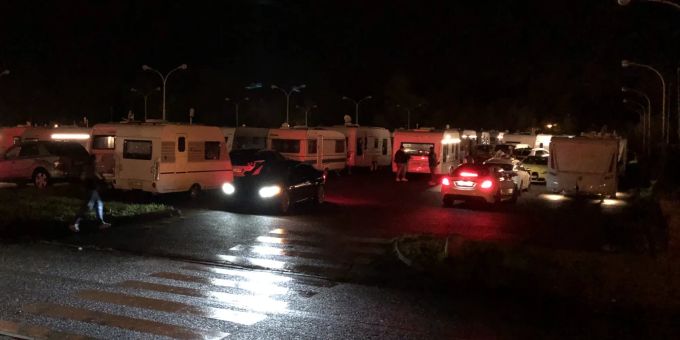 In der französischen Gemeinde Huningue waren zwischenzeitlich gegen 170 Wohnwagen und 220 Fahrzeuge parkiert. Wohnwagen