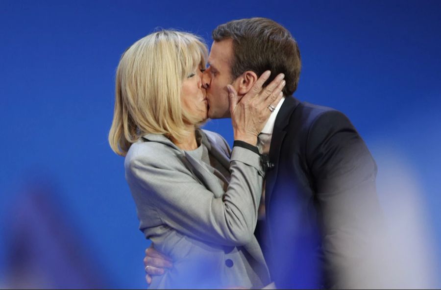 Emmanuel Macron und seine Herzensdame Brigitte schweben auf Wolke sieben.