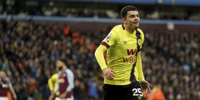 Burnleys Zeki Amdouni jubelt über sein Tor im Spiel gegen Aston Villa. Zeki Amdouni FC Basel