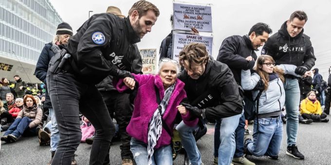 Die Polizei nimmt Demonstranten von Extinction Rebellion während einer Blockade der Autobahn A10 am ehemaligen ING-Hauptsitz an der Zuidas in Amsterdam, Niederlande, am 30. Dezember 2023 fest. Die Aktivisten fordern, dass die Bank alle Finanzierungen und Dienstleistungen für die fossile Industrie einstellt.