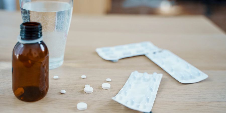 Medikamente, Tabletten, Wasserglas