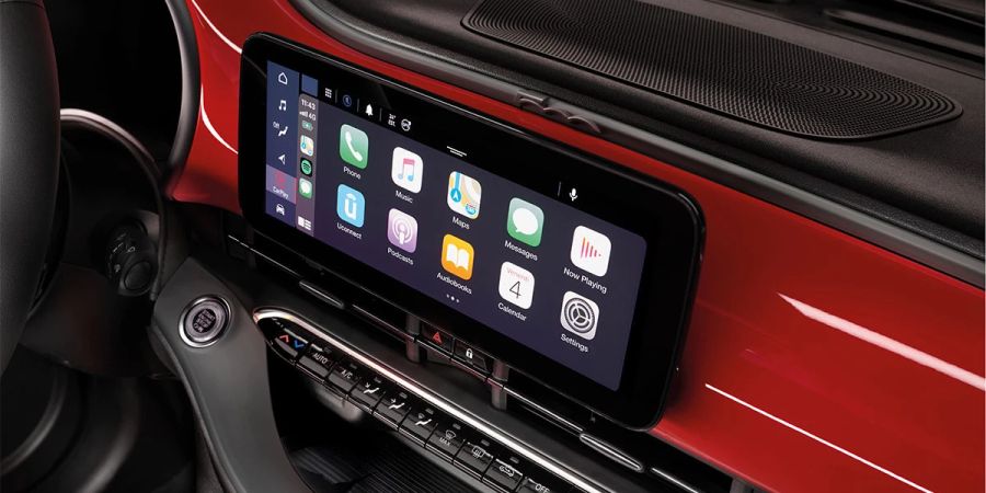 Das Interieur bietet ein grosses Mediendisplay, in welchem Android Auto und Apple CarPlay integriert sind.
