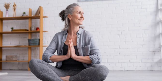 Mittelalte Frau macht Yoga