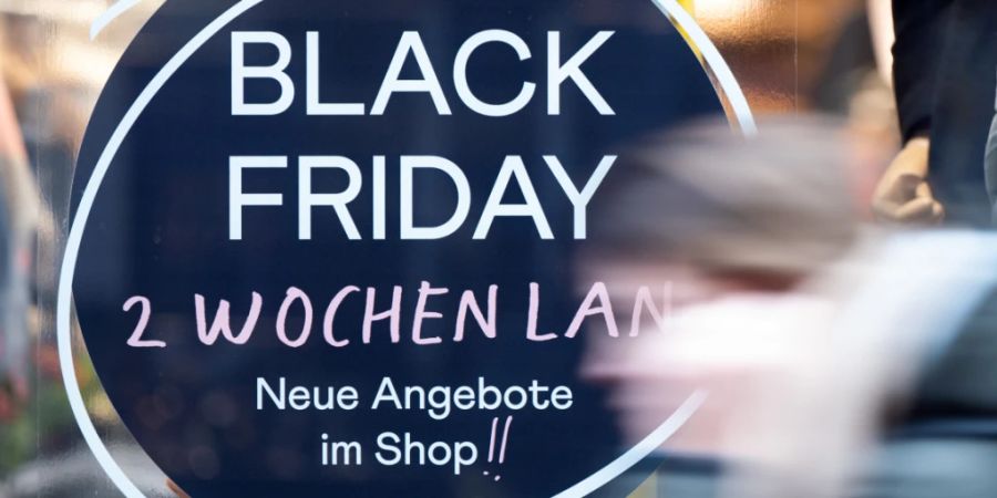 Aktivisten haben 2019 in Freiburg mit einer Blockade gegen den Konsumrausch am Black Friday protestiert. Nun sind sie in zweiter Instanz vom Kantonsgericht freigesprochen worden. (Symbolbild)