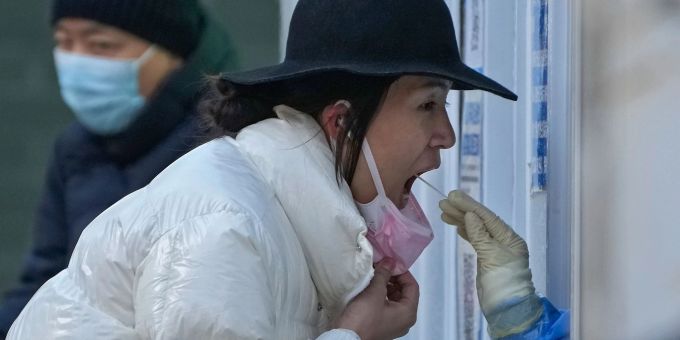 Eine Frau unterzieht sich in einer Coronavirus-Teststelle in Peking einem routinemässigen COVID-19-Rachenabstrich. Eine Frau unterzieht sich in einer Coronavirus-Teststelle in Peking einem routinemässigen COVID-19-Rachenabstrich.
