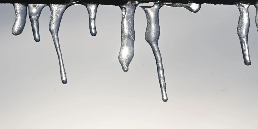 Eiszapfen hängen an einem Vordach auf dem Herzogstand.