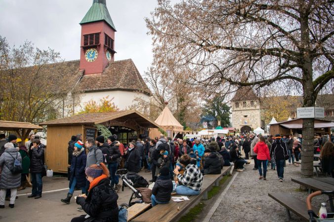 Der Märt erstreckt sich im und rund um das Schloss.