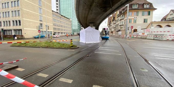 Am Mittwochmorgen wurde ein toter Bub am Zürcher Escher-Wyss-Platz gefunden. Zürich toter Bub