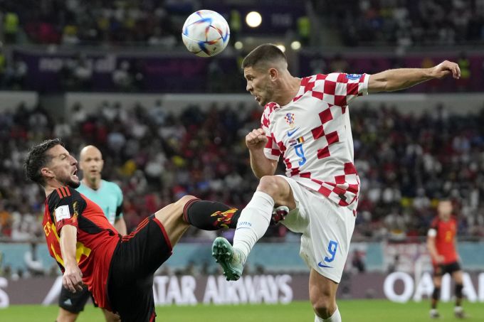 Andrej Kramaric (Kroatien) gegen Dries Mertens (Belgien) an der WM 2022. Kroatien Belgien WM 2022