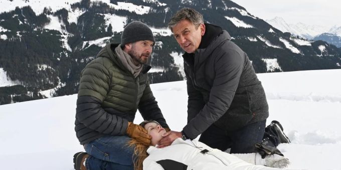 «Der Bergdoktor: Die dunkle Seite des Lichts»: Natalie (Emilie Bernsdorf) liegt bewusstlos im Schnee. Ihr Vater Hannes (Simon Böer, li.) und Dr. Martin Gruber (Hans Sigl) kümmern sich um sie. «Der Bergdoktor: Die dunkle Seite des Lichts»: Natalie (Emilie Bernsdorf) liegt bewusstlos im Schnee. Ihr Vater Hannes (Simon Böer, li.) und Dr. Martin Gruber (Hans Sigl) kümmern sich um sie.
