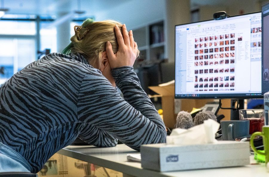 Bildschirm Job Frau frustriert Kleenex