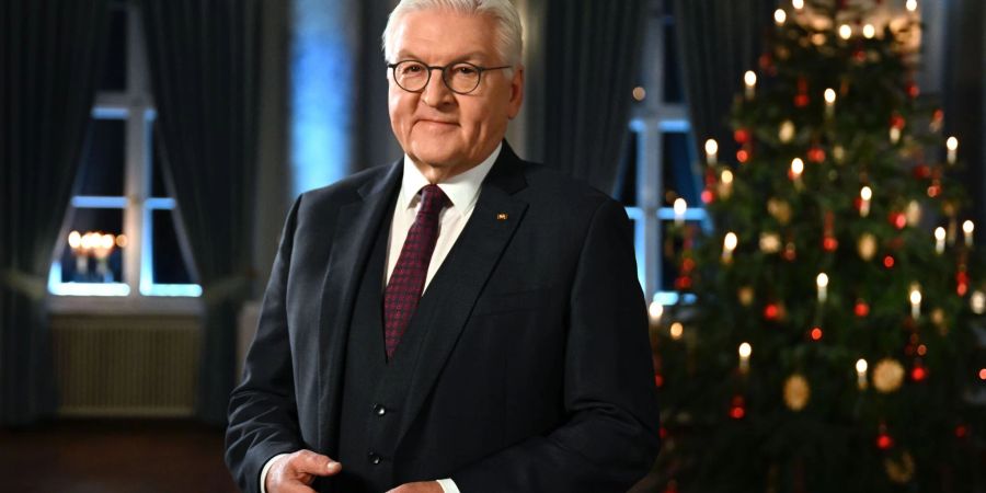 Bundespräsident Frank-Walter Steinmeier bei der Aufnahme seiner Weihnachtsansprache 2022 im Schloss Bellevue.
