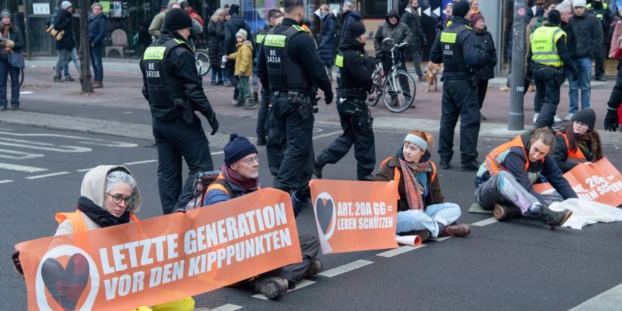 Seit Mitte Januar protestiert die Gruppe Letzte Generation immer wieder in Berlin und anderen Städten, um die Dringlichkeit des Themas Klimaschutz ins öffentliche Bewusstsein zu rücken.