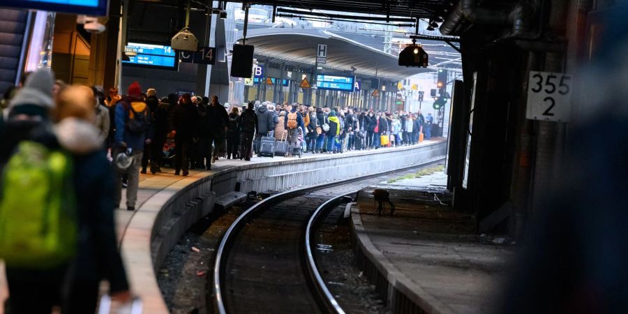 Auf in die Feiertage. Zahlreiche Fahrgäste warten an einem Bahnsteig im Hamburger Hauptbahnhof.