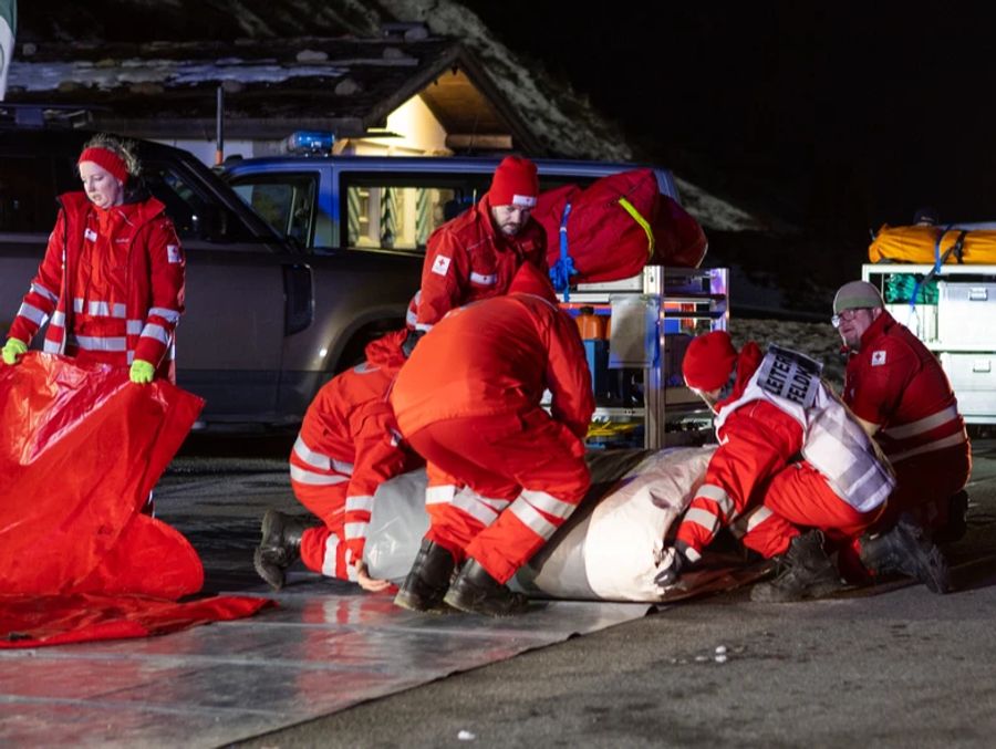 Es wurden aber lediglich vier der zehn Personen von der Lawine erfasst und verletzt.