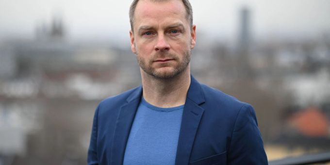 Der Schauspieler Hinnerk Schönemann braucht weder Gas noch Öl zum Heizen. Der Schauspieler Hinnerk Schönemann braucht weder Gas noch Öl zum Heizen.