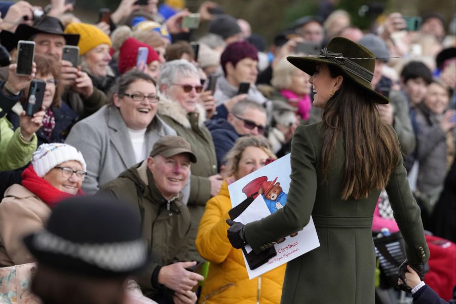 Die Prinzessin spricht mit Royal-Fans.