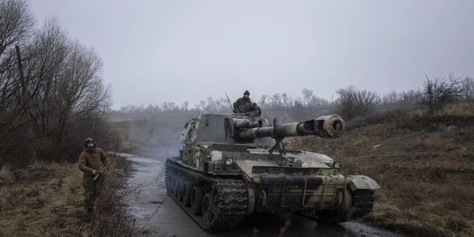 Eine ukrainische Panzerartillerie ändert ihre Position, nachdem sie an einer Frontlinie auf russische Truppen geschossen hat. Russia Ukraine War