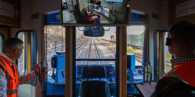 Der mit Sensoren ausgestattete Triebwagen wird von einem erfahrenen Lokomotivführer in einer Schaltzentrale 340 Kilometer entfernt in Braunschweig gesteuert. Der mit Sensoren ausgestattete Triebwagen wird von einem erfahrenen Lokomotivführer in einer Schaltzentrale 340 Kilometer entfernt in Braunschweig gesteuert.