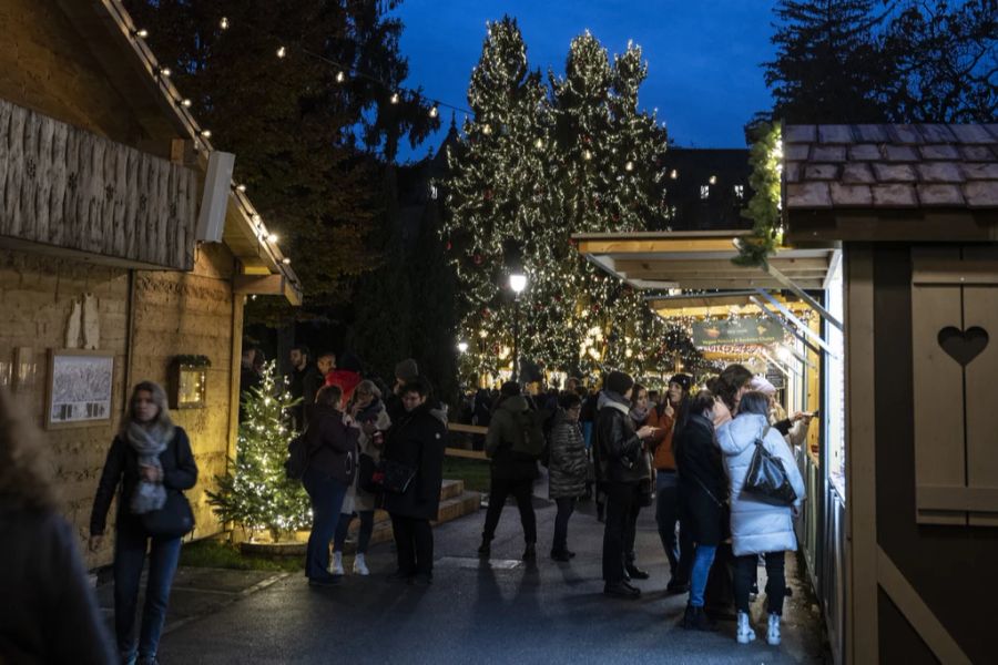 In der Schweiz sind am Donnerstagabend die Weihnachtsmärkte aufgegangen. Abgebildet: Der Sternenmarkt in Bern.