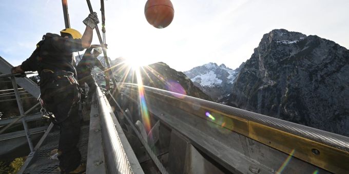 Arbeiter der Bayerischen Zugspitzbahn in Garmisch-Partenkirchen bei der alljährlichen Seilbahnrevision. Arbeiter der Bayerischen Zugspitzbahn in Garmisch-Partenkirchen bei der alljährlichen Seilbahnrevision.