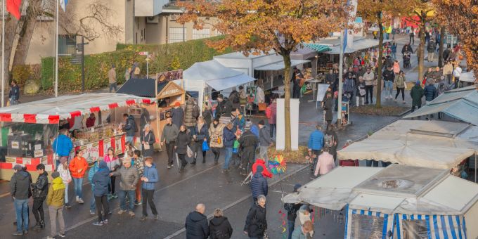 Das Stadtzentrum Uster während des Uster Märts; 2022. - Kanton Zürich Das Stadtzentrum Uster während des Uster Märts; 2022. - Kanton Zürich