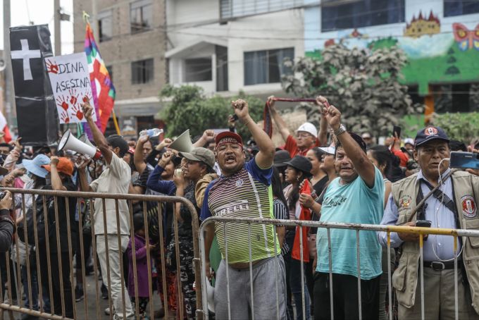 Demonstranten in Lima zeigen ihre Unterstützung für den entmachteten Präsidenten Pedro Castillo. pedro castillo proteste peru