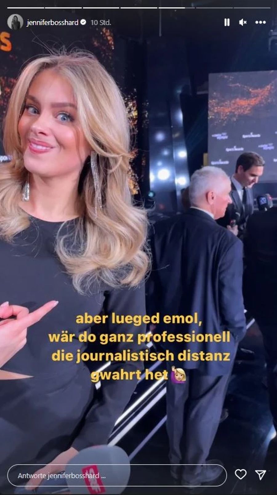 Jennifer Bosshard posiert mit Roger Federer im Hintergrund.