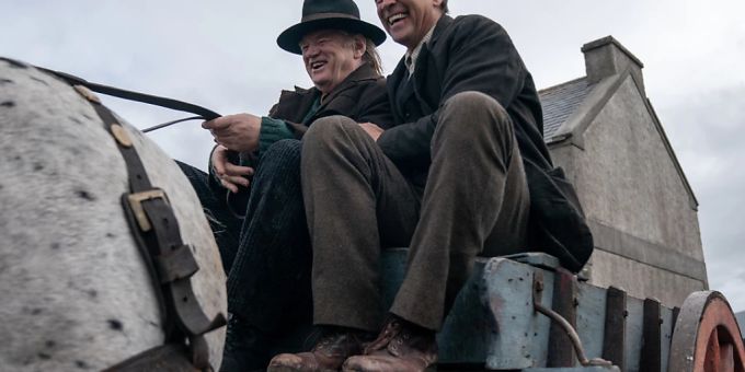 HANDOUT - Brendan Gleeson (l) als Colm Doherty und Colin Farrell als Padraic Suilleabhain in einer Szene des Films «The Banshees Of Inisherin» (undatierte Filmszene). Foto: Aidan Monaghan/20th Century Studios/dpa - ACHTUNG: Nur zur redaktionellen Verwendung bis 06.04.2023 im Zusammenhang mit einer Berichterstattung über den Film und nur mit vollständiger Nennung des vorstehenden Credits HANDOUT - Brendan Gleeson (l) als Colm Doherty und Colin Farrell als Padraic Suilleabhain in einer Szene des Films «The Banshees Of Inisherin» (undatierte Filmszene). Foto: Aidan Monaghan/20th Century Studios/dpa - ACHTUNG: Nur zur redaktionellen Verwendung bis 06.04.2023 im Zusammenhang mit einer Berichterstattung über den Film und nur mit vollständiger Nennung des vorstehenden Credits