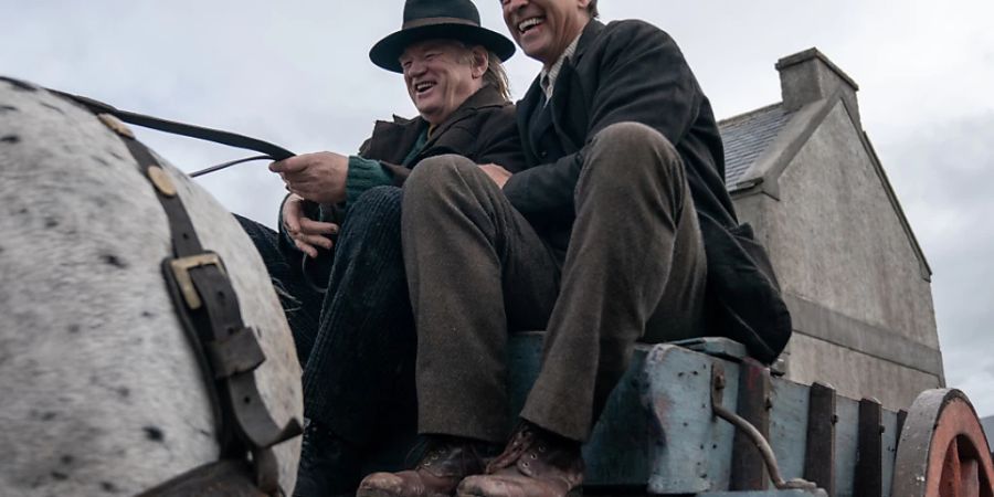 HANDOUT - Brendan Gleeson (l) als Colm Doherty und Colin Farrell als Padraic Suilleabhain in einer Szene des Films «The Banshees Of Inisherin» (undatierte Filmszene). Foto: Aidan Monaghan/20th Century Studios/dpa - ACHTUNG: Nur zur redaktionellen Verwendung bis 06.04.2023 im Zusammenhang mit einer Berichterstattung über den Film und nur mit vollständiger Nennung des vorstehenden Credits