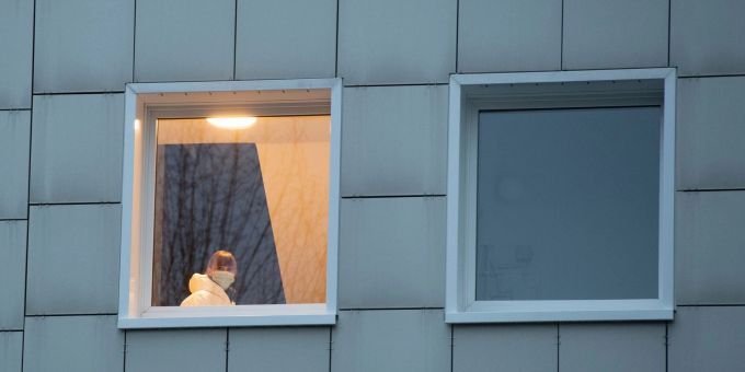 Eine Spurenermittlerin der Polizei arbeitet in einer Wohnung in Berlin-Lichtenberg. Eine Spurenermittlerin der Polizei arbeitet in einer Wohnung in Berlin-Lichtenberg.