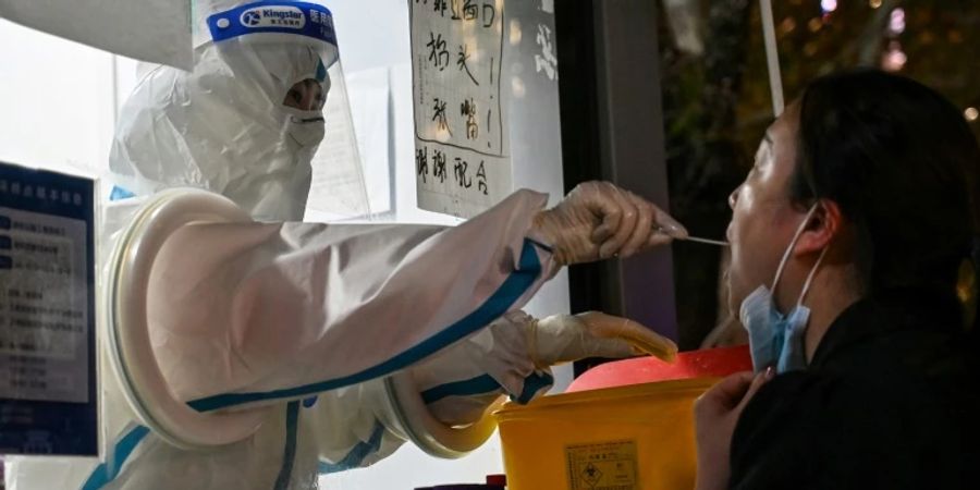 Eine Frau wird auf das Coronavirus getestet
