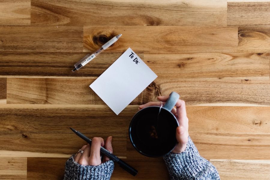 To-do-Liste Teebecher Stift Frau Hände
