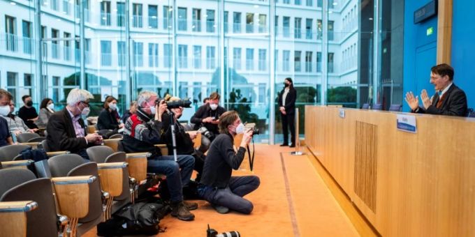 Lauterbach (l.) bei Pressekonferenz long covid