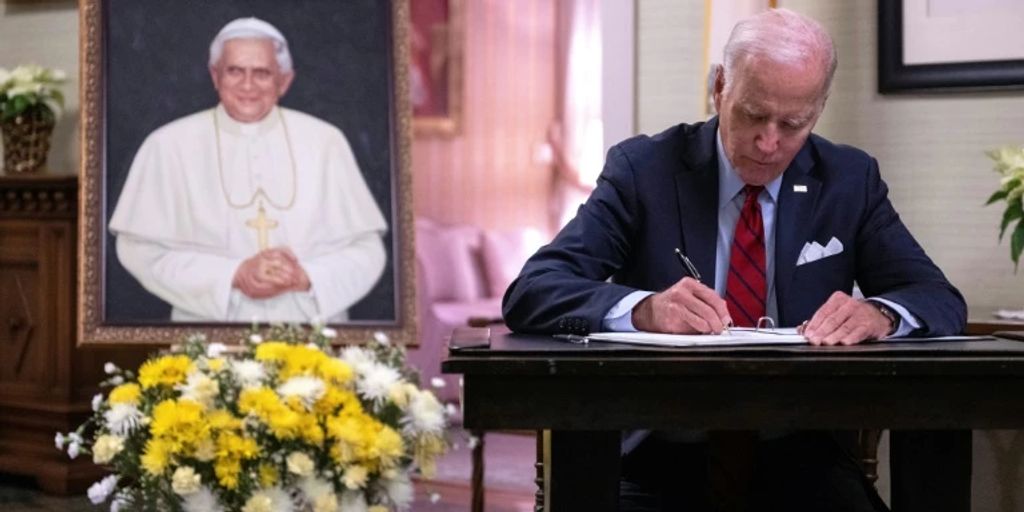 The President of the United States signs the condolence book